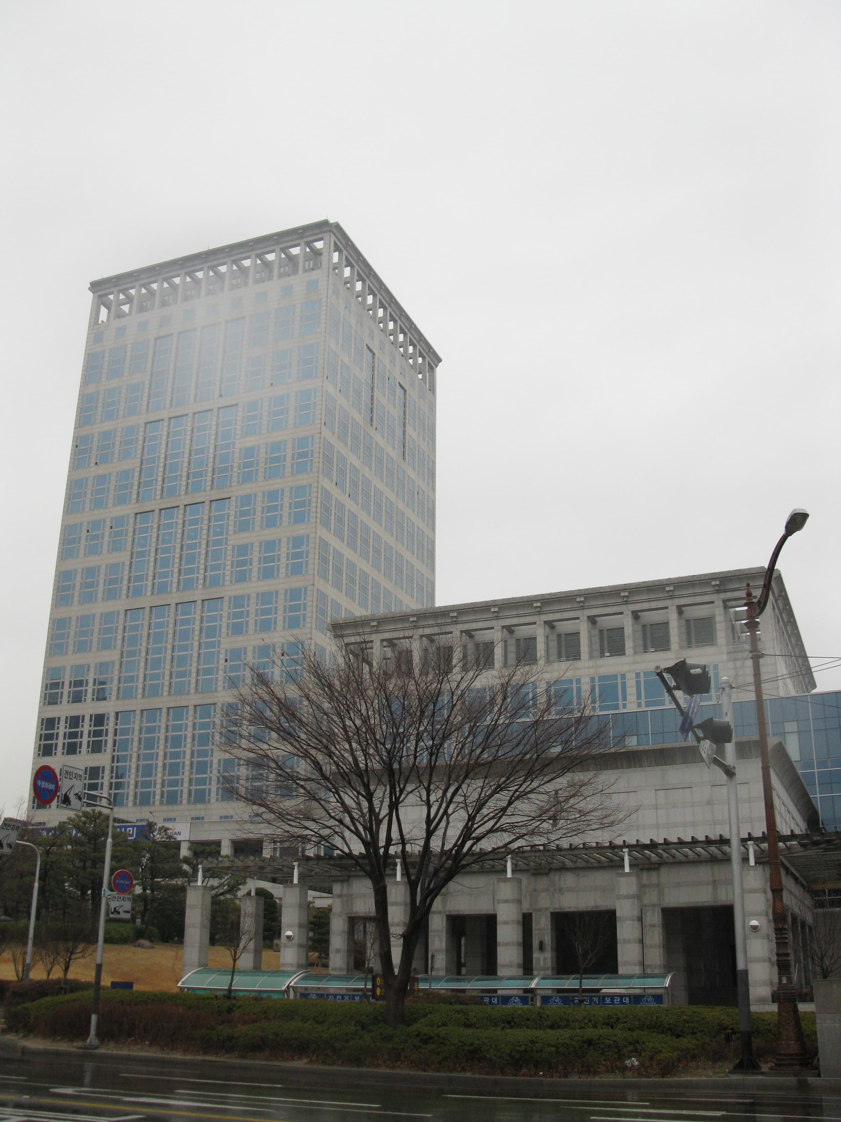 정이한 전 개혁신당 부산시장 후보 '음료 테러 자작극' 의혹 사건