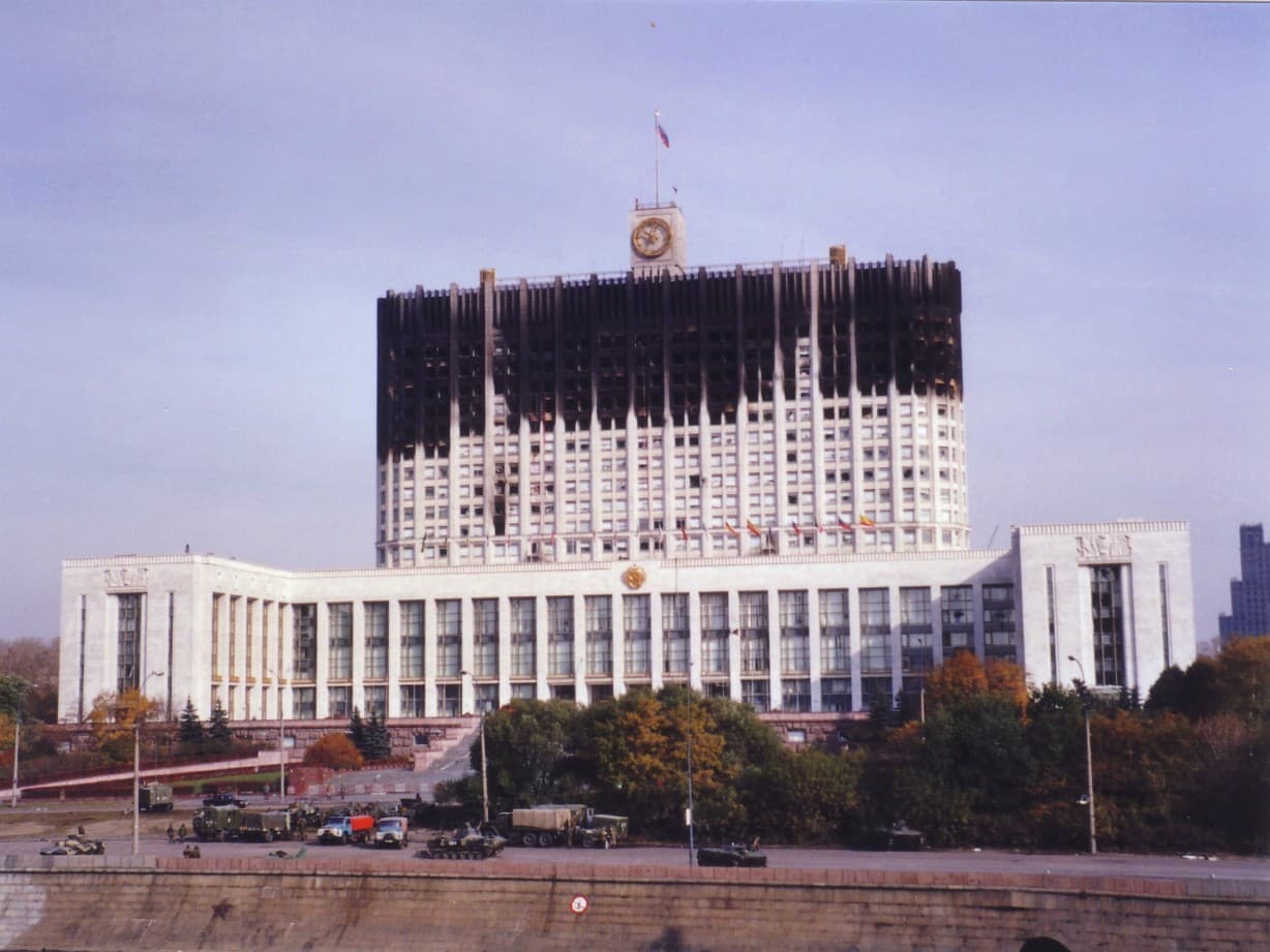 1993년 러시아 헌정 위기, 옐친의 의회 해산과 백악관 포격 사태
